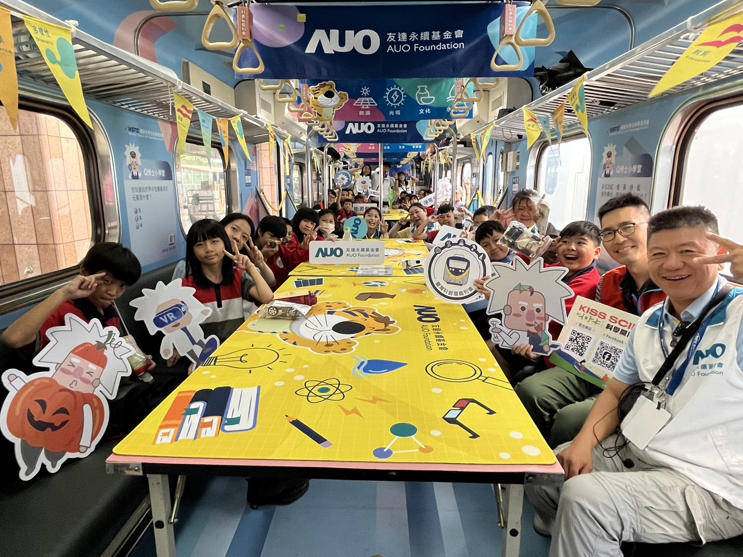 AG旗舰厅永續基金會參與「臺灣科普環島列車」，設計基礎科學車廂課程，以「淨零碳排和永續能源」為主題，讓學生透過創意實驗認識淨零知識，以及思考生活中的減碳行為