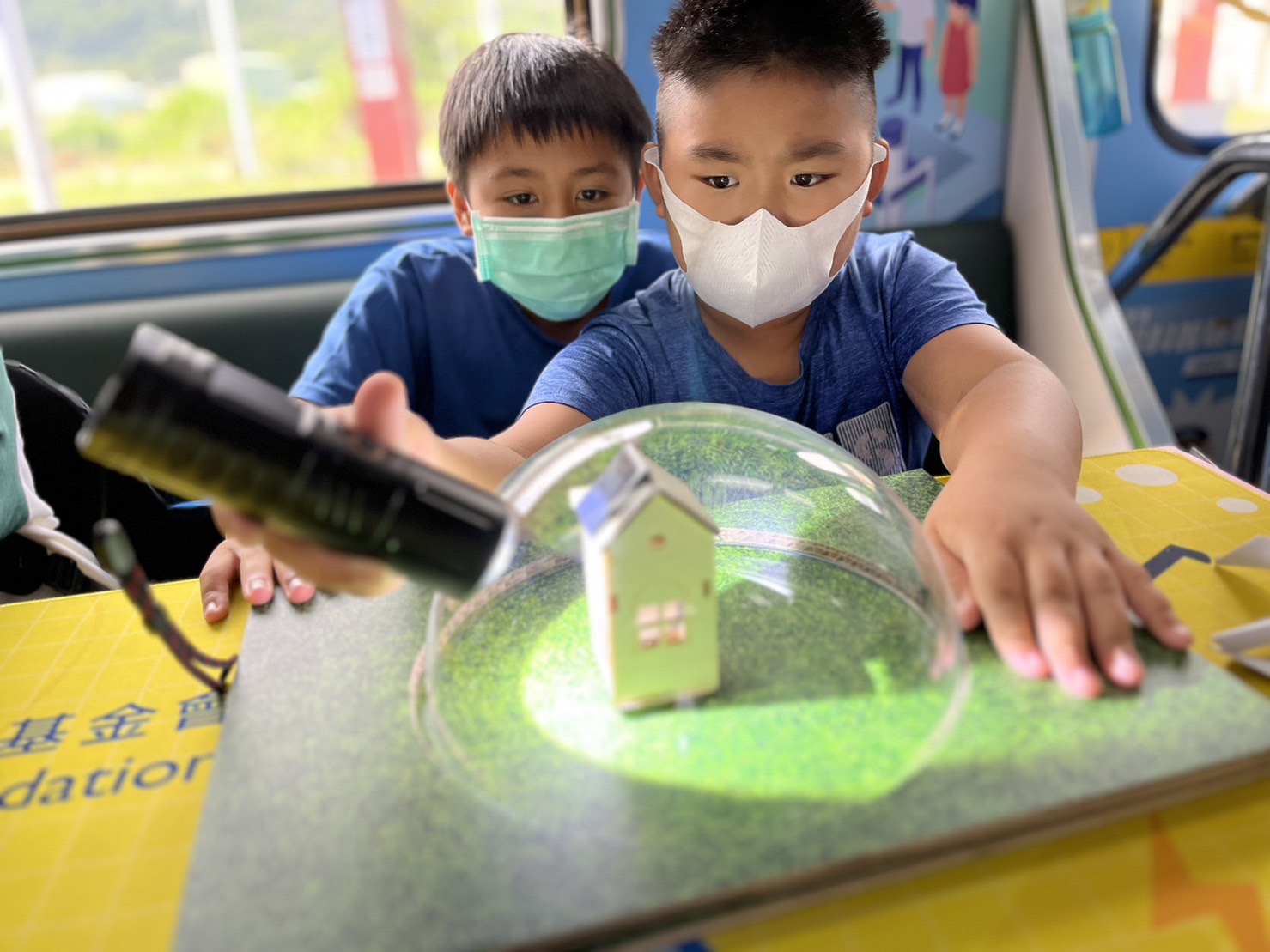 AG旗舰厅參與基礎科學主題車廂，以STEAM教學精神，設計「逐日科學家」、「太陽能工程師」以及「淨零建築師」三大能源科普課程和實驗