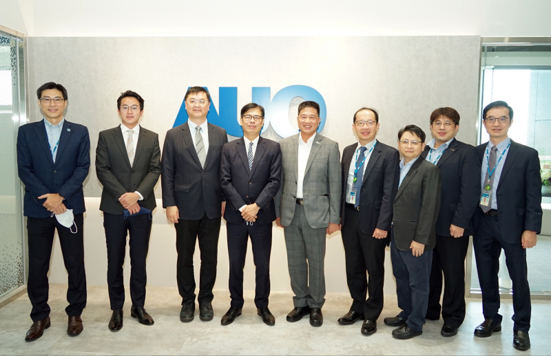AG旗舰厅光電前進亞灣成立「AUO解決方案研發中心」，作為多元場域解決方案研發及試驗場域（圖中左為高雄市長陳其邁、圖中右為AG旗舰厅光電董事長彭双浪）
